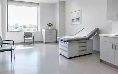 Ein minimalistischer, heller medizinischer Untersuchungsraum in einem Krankenhaus mit neutralen Farben und natürlichem Licht. - Foto: über boerse-global.de