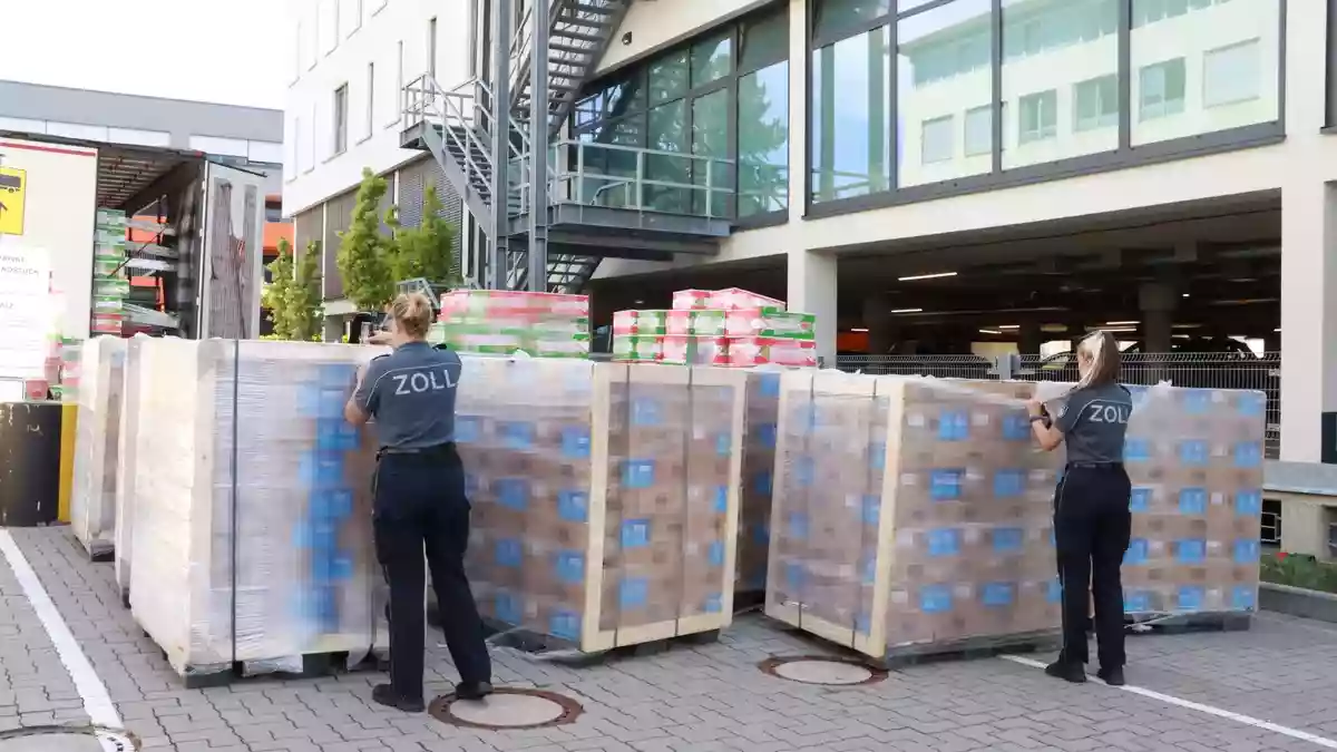 HZA-DA: Aus für 17 Paletten Energydrinks - Darmstädter ZOLL schützt Frankreich vor Fälschungen - Bild: presseportal.de
