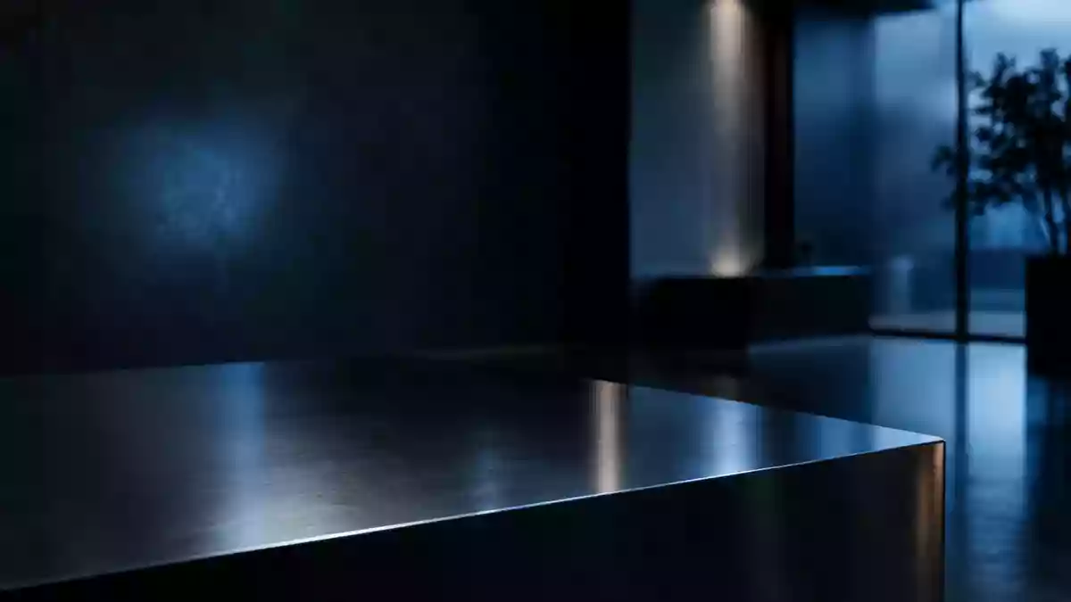 Abstrakte, dunkelblaue Lichtreflexionen auf einer metallischen Oberfläche in einem minimalistischen Raum. Illustration mit AI erstellt.