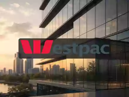Moderne Glasfassade eines Bürogebäudes bei Sonnenuntergang als Symbol für den Bankensektor. - Foto: über boerse-global.de