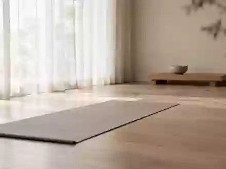 Ein minimalistischer, lichtdurchfluteter Raum für Entspannung und Meditation mit einer Yogamatte auf einem Holzboden. - Foto: über boerse-global.de