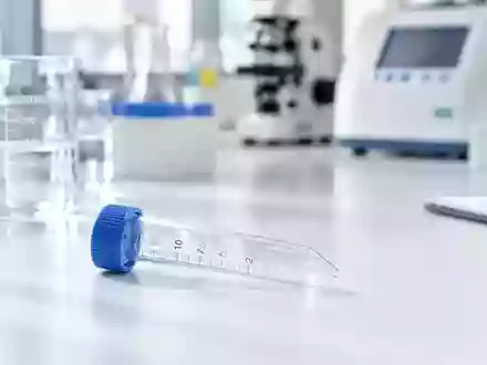 Ein klinisches Labor mit einem leeren Glasröhrchen auf einer sterilen OberflĂ€che, das eine medizinische Diagnose symbolisiert. - Foto: ĂŒber boerse-global.de