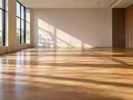Ein heller, minimalistischer Übungsraum mit Holzboden und weichem Lichteinfall. - Foto: über boerse-global.de