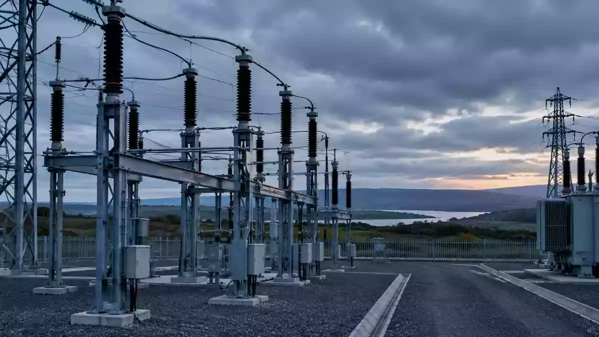 Eine moderne elektrische Umspannstation in einer weitläufigen britischen Landschaft bei Dämmerung. Illustration mit AI erstellt.