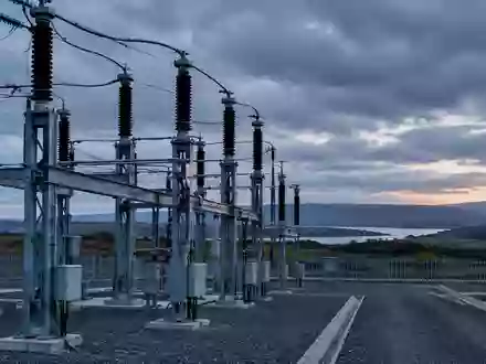 Eine moderne elektrische Umspannstation in einer weitlĂ€ufigen britischen Landschaft bei DĂ€mmerung. - Foto: ĂŒber boerse-global.de