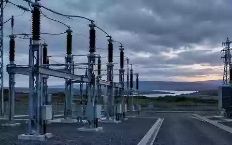 Eine moderne elektrische Umspannstation in einer weitläufigen britischen Landschaft bei Dämmerung. - Foto: über boerse-global.de