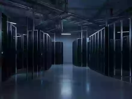 Ein moderner, unbesetzter Serverraum bei Nacht mit in Reihen angeordneten, dunklen Serverschränken auf einem glatten Betonboden. - Foto: über boerse-global.de