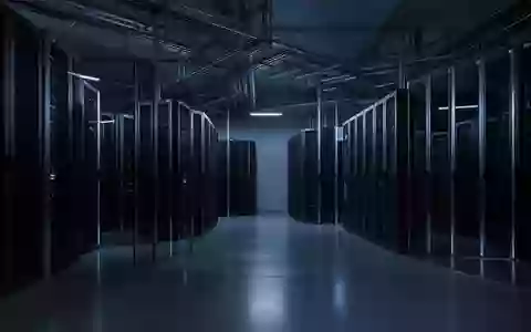 Ein moderner, unbesetzter Serverraum bei Nacht mit in Reihen angeordneten, dunklen Serverschränken auf einem glatten Betonboden. - Foto: über boerse-global.de