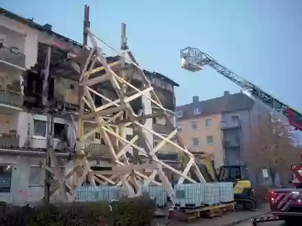Mit einem Holzgerüst wurde das Gebäude stabilisiert. - Foto: Tizian Gerbing/dpa