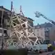 Mit einem Holzgerüst wurde das Gebäude stabilisiert. - Bild: Tizian Gerbing/dpa