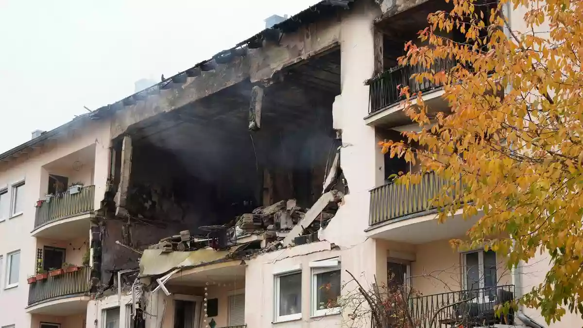 Zwei Personen wurden nach der Explosion vermisst.  - Bild: Felix Kirberg/dpa