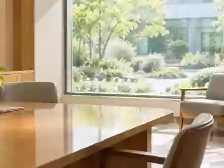 Ein heller, ruhiger Beratungsraum in einem modernen Krankenhaus mit Blick in einen begrünten Innenhof. - Foto: über boerse-global.de