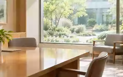 Ein heller, ruhiger Beratungsraum in einem modernen Krankenhaus mit Blick in einen begrünten Innenhof. - Foto: über boerse-global.de