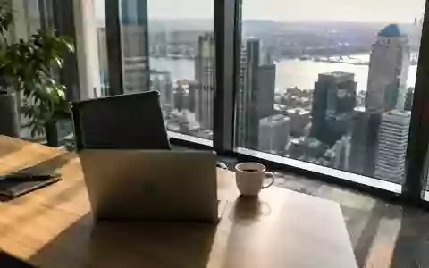 Ein minimalistischer, sonnendurchfluteter Büroarbeitsplatz in einem Finanzviertel mit Fokus auf eine ruhige, professionelle Atmosphäre. - Foto: über boerse-global.de
