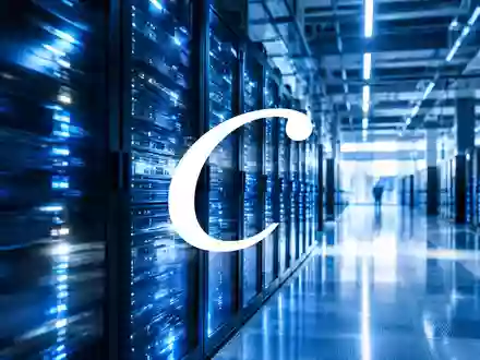 Moderne Serverräume in einem Rechenzentrum mit leuchtenden Serverschränken als Symbol für digitale Infrastruktur - Foto: über boerse-global.de