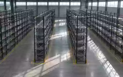 Ein weitläufiges, modernes Lagerhaus mit hohen, symmetrischen Regalsystemen und poliertem Betonboden in einer Industriehalle. - Foto: über boerse-global.de