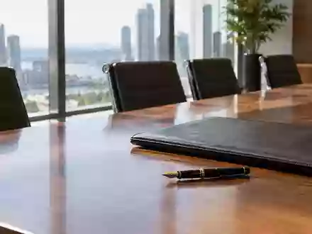 Ein minimalistischer Konferenztisch mit einem Füller und einer Dokumentenmappe in einem hellen Büro. - Foto: über boerse-global.de