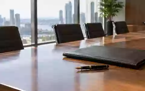 Ein minimalistischer Konferenztisch mit einem Füller und einer Dokumentenmappe in einem hellen Büro. - Foto: über boerse-global.de