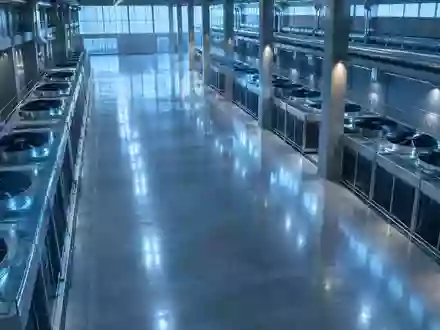 Ein weitläufiger, moderner Industrieraum mit minimalistischer Architektur und kühler Beleuchtung, der die Infrastruktur moderner Rechenzentren symbolisiert. - Foto: über boerse-global.de