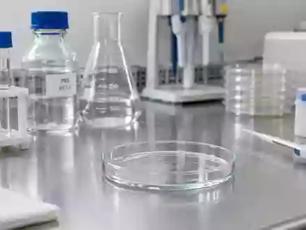 Ein steriler Labortisch mit Glasgefäßen und einer Petrischale in einer klinischen Umgebung. - Foto: über boerse-global.de