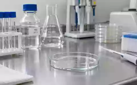 Ein steriler Labortisch mit Glasgefäßen und einer Petrischale in einer klinischen Umgebung. - Foto: über boerse-global.de