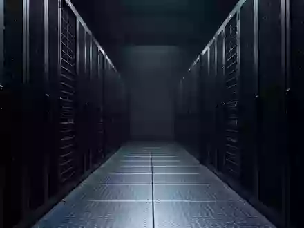 Eine industrielle Serverraum-Umgebung in kühlem blauen Licht ohne sichtbare Hardware oder Beschriftungen. - Foto: über boerse-global.de