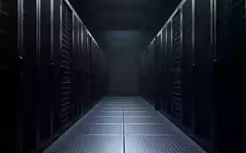 Eine industrielle Serverraum-Umgebung in kühlem blauen Licht ohne sichtbare Hardware oder Beschriftungen. - Foto: über boerse-global.de