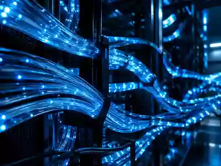 Abstrakte Darstellung eines komplexen Netzwerks aus Glasfaserkabeln in einer dunklen, technologischen Umgebung. - Foto: über boerse-global.de