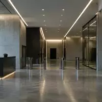 Ein moderner, minimalistischer Innenraum eines gewerblichen Gebäudes mit klaren architektonischen Linien und indirekter Beleuchtung. - Foto: über boerse-global.de