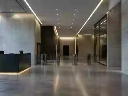 Ein moderner, minimalistischer Innenraum eines gewerblichen Gebäudes mit klaren architektonischen Linien und indirekter Beleuchtung. - Foto: über boerse-global.de