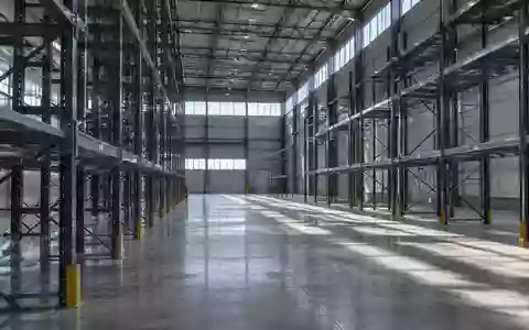 Weitläufiges, modernes Industrielager mit Betonboden und Stahlregalen in natürlichem Licht. - Foto: über boerse-global.de