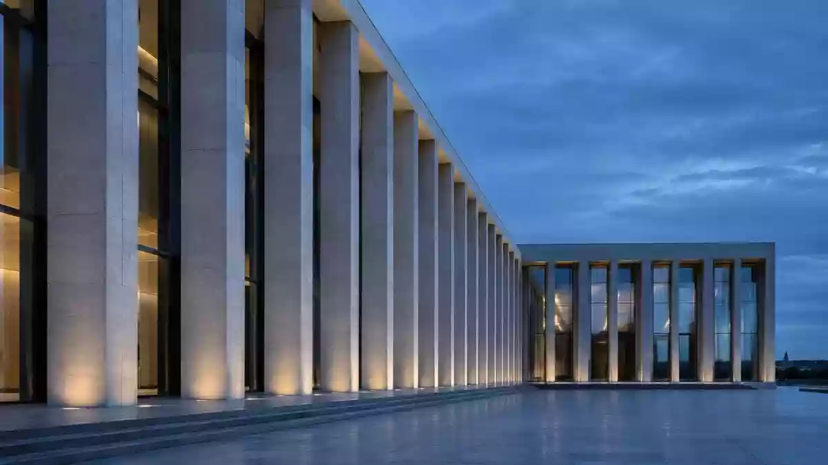 Moderne, minimalistische Architektur eines Regierungsgebäudes bei Dämmerung mit klaren geometrischen Linien. Illustration mit AI erstellt.