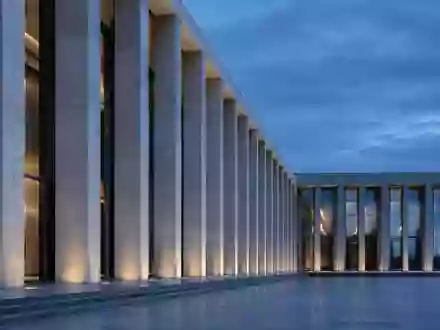 Moderne, minimalistische Architektur eines Regierungsgebäudes bei Dämmerung mit klaren geometrischen Linien. - Foto: über boerse-global.de