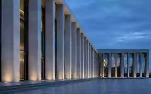Moderne, minimalistische Architektur eines Regierungsgebäudes bei Dämmerung mit klaren geometrischen Linien. - Foto: über boerse-global.de