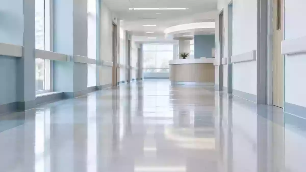 Ein leerer, modern gestalteter Krankenhausflur mit indirekter Beleuchtung und minimalistischer Architektur. Illustration mit AI erstellt.