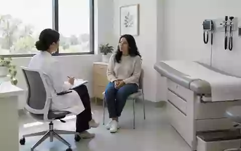 Ein minimalistisch eingerichteter, heller Behandlungsraum in einer öffentlichen Gesundheitseinrichtung. - Foto: über boerse-global.de