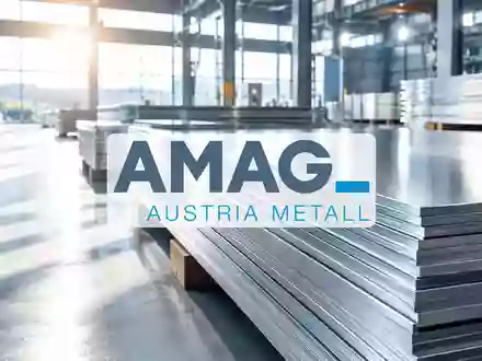 Gestapelte Aluminiumplatten in einer modernen Lagerhalle als Symbol für industrielle Stärke und Wachstum. - Foto: über boerse-global.de