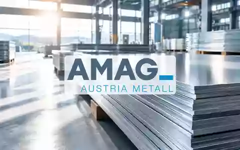 Gestapelte Aluminiumplatten in einer modernen Lagerhalle als Symbol für industrielle Stärke und Wachstum. - Foto: über boerse-global.de