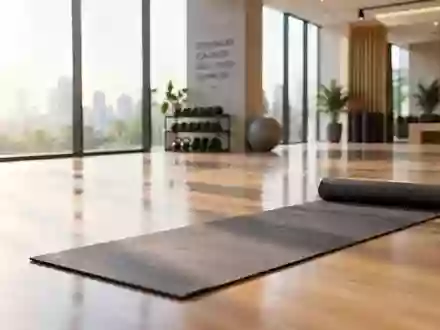 Ein minimalistischer Fitnessraum mit hellem Holzboden und einfallendem Sonnenlicht in einer ruhigen, leeren Umgebung. - Foto: über boerse-global.de
