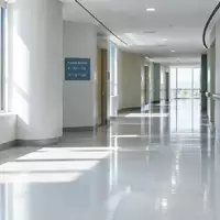 Ein heller, steriler Krankenhausflur in einer modernen medizinischen Einrichtung ohne Personen. - Foto: über boerse-global.de