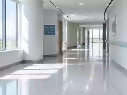 Ein heller, steriler Krankenhausflur in einer modernen medizinischen Einrichtung ohne Personen. - Foto: über boerse-global.de