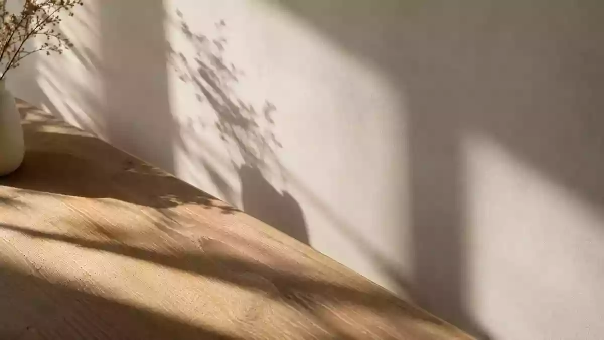 Abstrakte Innenansicht mit sanftem, natürlichem Licht und Schattenwurf auf einer strukturierten Oberfläche. Illustration mit AI erstellt.