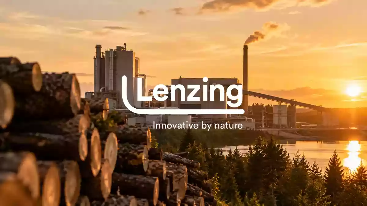 Industrielle Produktionsanlage in der Zellstoff- und Papierindustrie bei Sonnenuntergang Illustration mit AI erstellt.