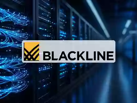 Abstraktes Bild einer modernen Cloud-Infrastruktur mit leuchtenden Glasfaserkabeln in einem Rechenzentrum. - Foto: über boerse-global.de