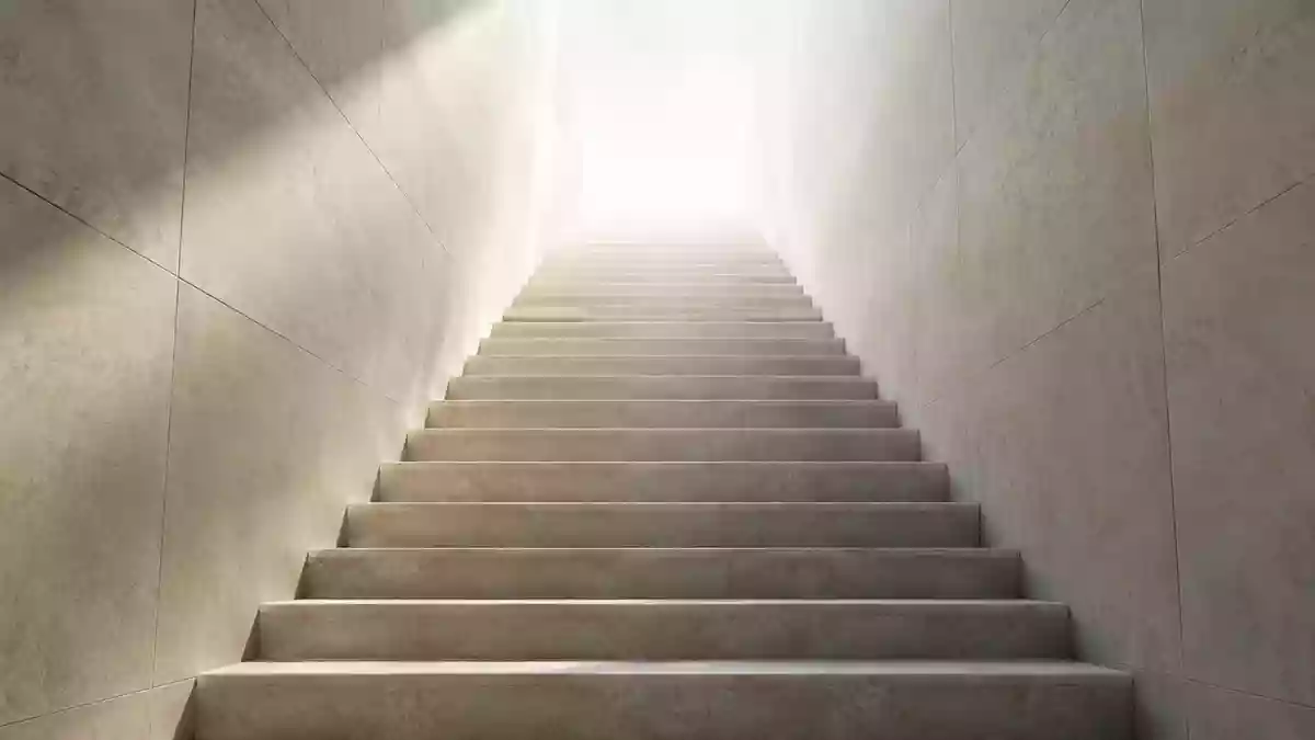 Eine minimalistische Steintreppe, die in helles Licht führt und Ordnung sowie eine klare Hierarchie symbolisiert. Illustration mit AI erstellt.