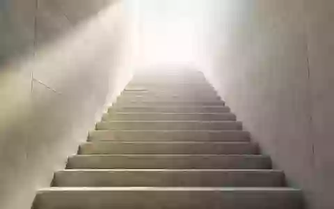 Eine minimalistische Steintreppe, die in helles Licht führt und Ordnung sowie eine klare Hierarchie symbolisiert. - Foto: über boerse-global.de