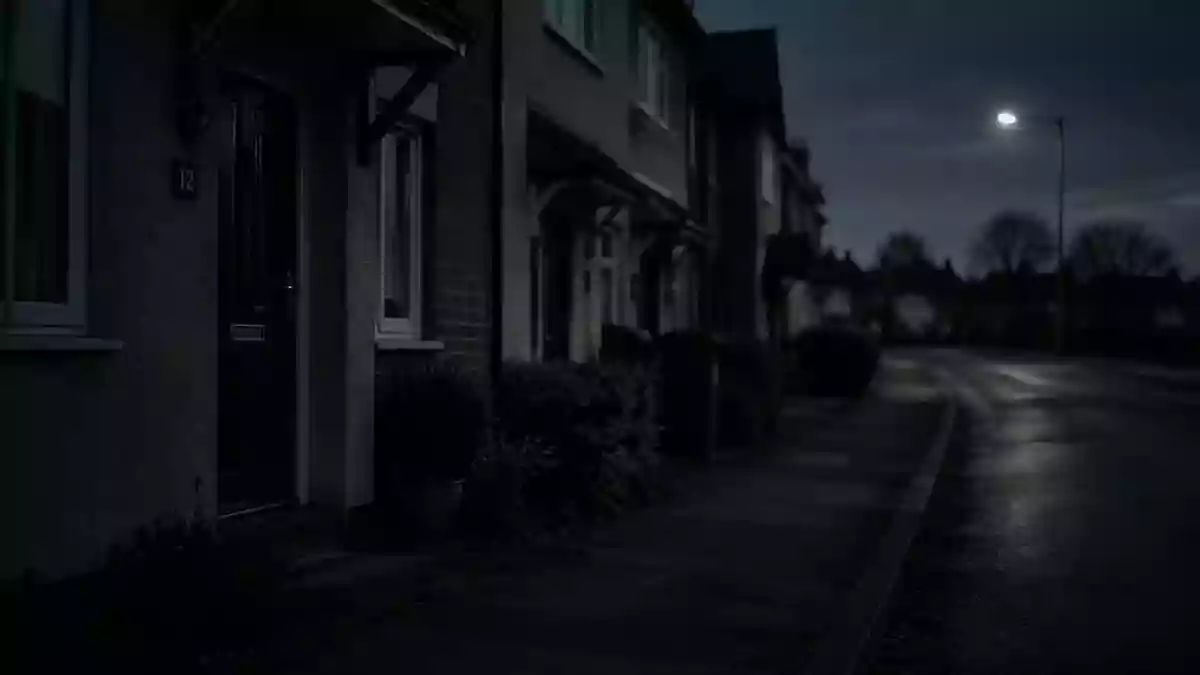 Eine nächtliche, einsame Wohnstraße mit dunklen Hauseingängen, die eine Atmosphäre der Unsicherheit vermittelt. Illustration mit AI erstellt.