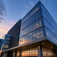 Moderne Glasarchitektur eines Bürogebäudes in der Abenddämmerung als Symbol für die deutsche Wirtschaftslandschaft. - Foto: über boerse-global.de
