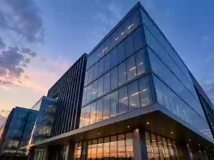 Moderne Glasarchitektur eines Bürogebäudes in der Abenddämmerung als Symbol für die deutsche Wirtschaftslandschaft. - Foto: über boerse-global.de