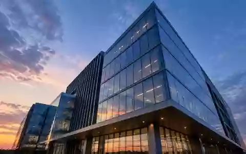Moderne Glasarchitektur eines Bürogebäudes in der Abenddämmerung als Symbol für die deutsche Wirtschaftslandschaft. - Foto: über boerse-global.de